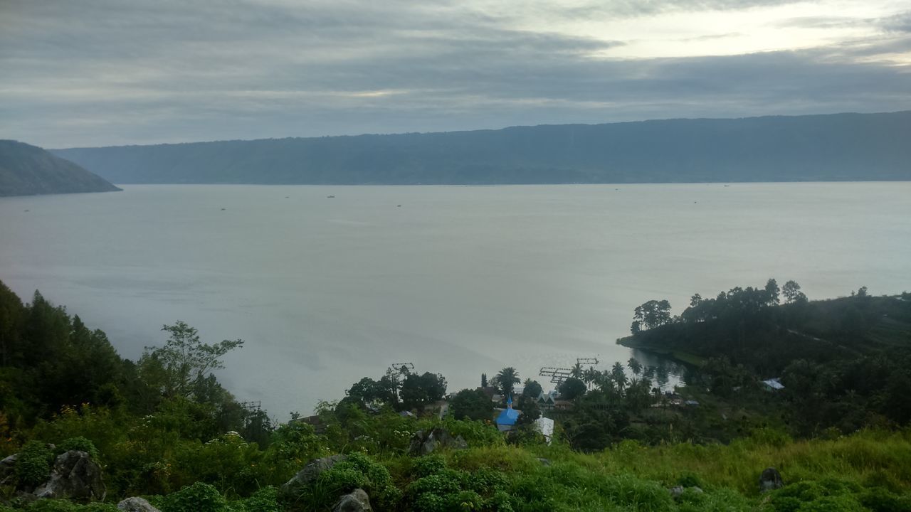 SCENIC VIEW OF LAKE BY MOUNTAIN AGAINST SKY