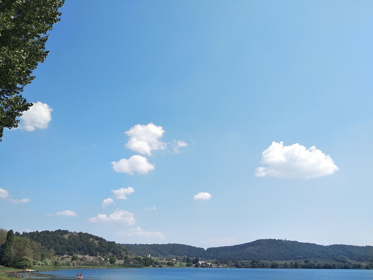 SCENIC VIEW OF SEA BY MOUNTAINS AGAINST SKY