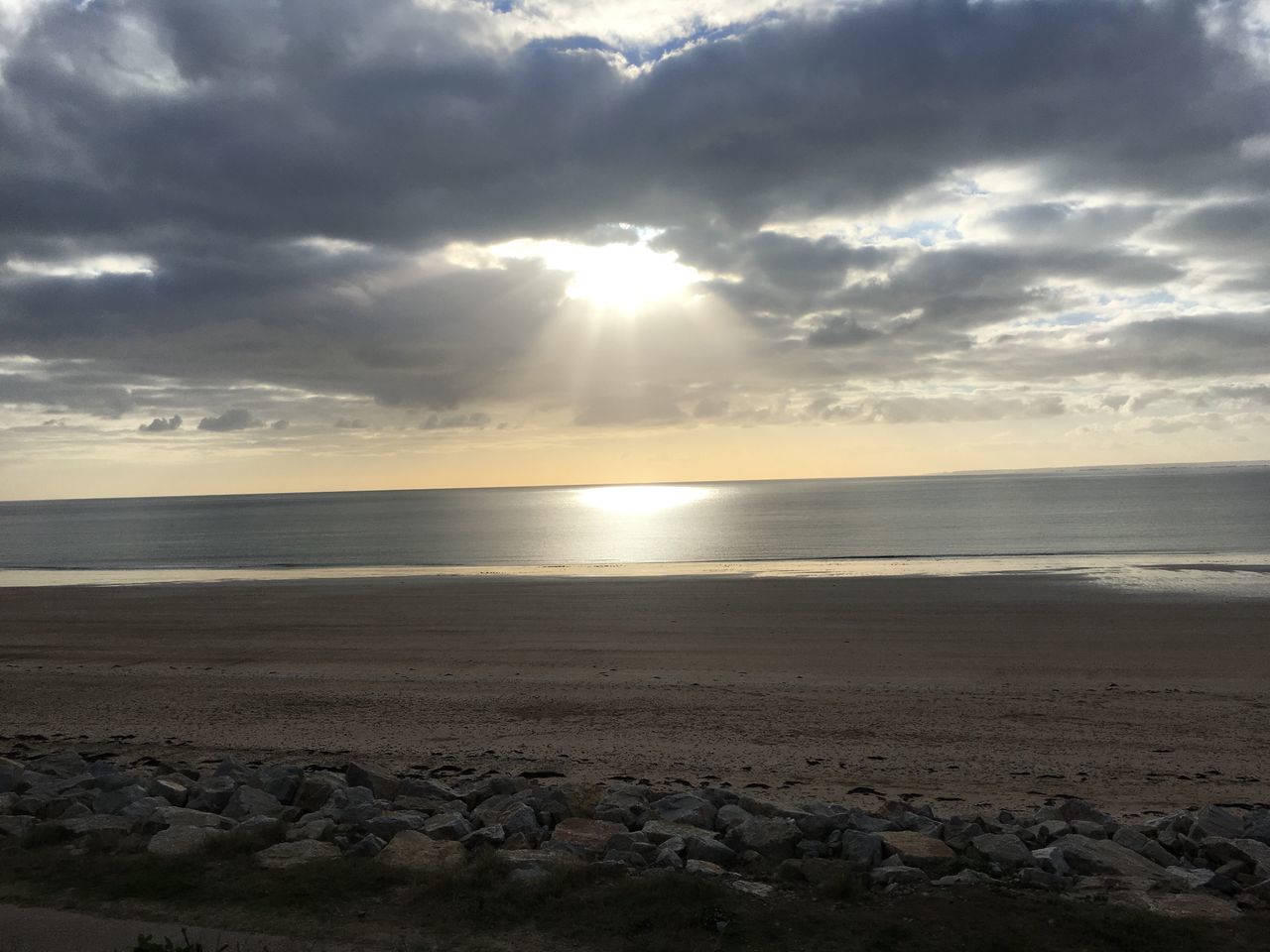 sea, nature, beauty in nature, tranquil scene, beach, horizon over water, scenics, sky, tranquility, sun, sand, sunlight, cloud - sky, sunset, no people, idyllic, sunbeam, water, outdoors, day