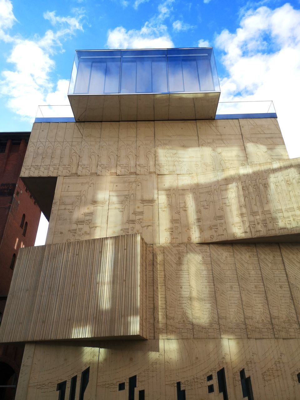 LOW ANGLE VIEW OF MODERN BUILDING AGAINST CLOUDY SKY