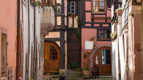 View into the courtyard of a wine merchant