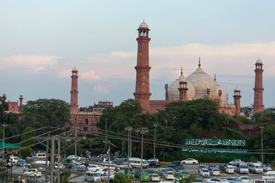 View of historical badshahi mosque in lahore city against sky