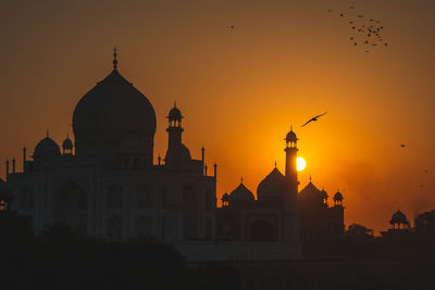 Sillhouette of taj mahal captured during sunset in agra.