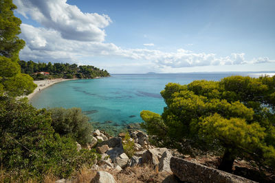 Seascape with sandy beach and turquoise waters on sythonia, halkidiki peninsula, greece