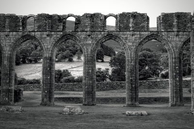 Arch bridge against sky