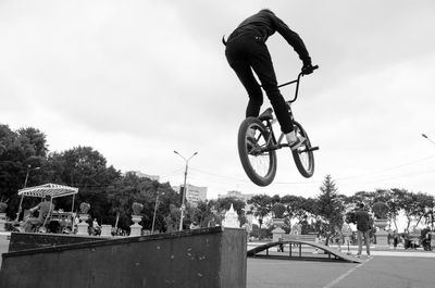 Komsomolsk-on-amur, russia - july 21, 2018. the boy jumps on a bicycle from a special stunt hill