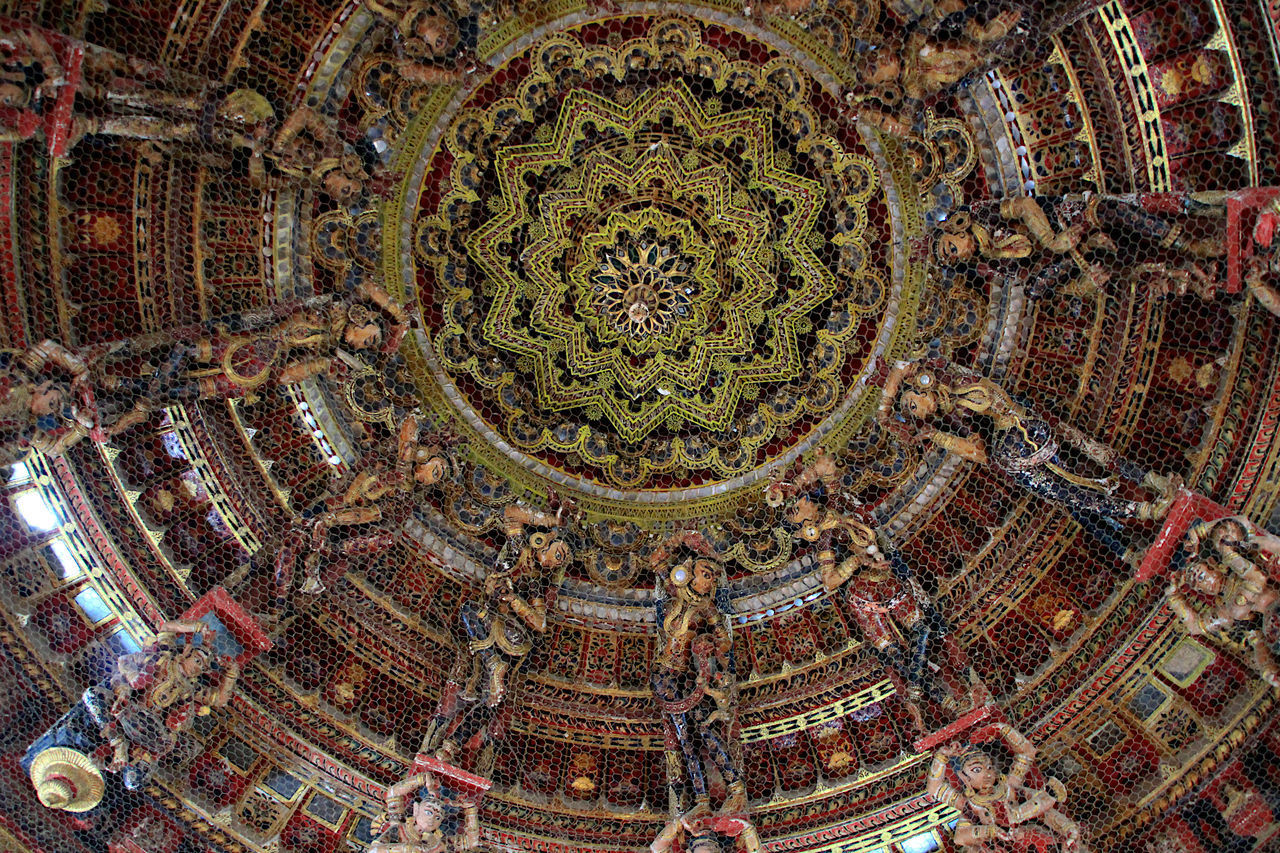 LOW ANGLE VIEW OF ORNATE CEILING IN BUILDING