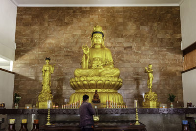 Statue of statues outside building