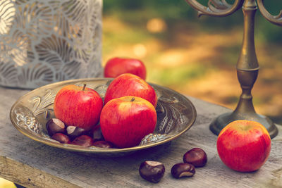 Close-up of apples in bowl