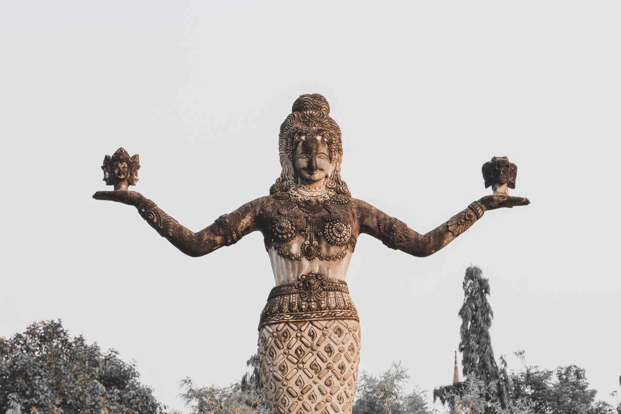 LOW ANGLE VIEW OF SCULPTURE AGAINST SKY