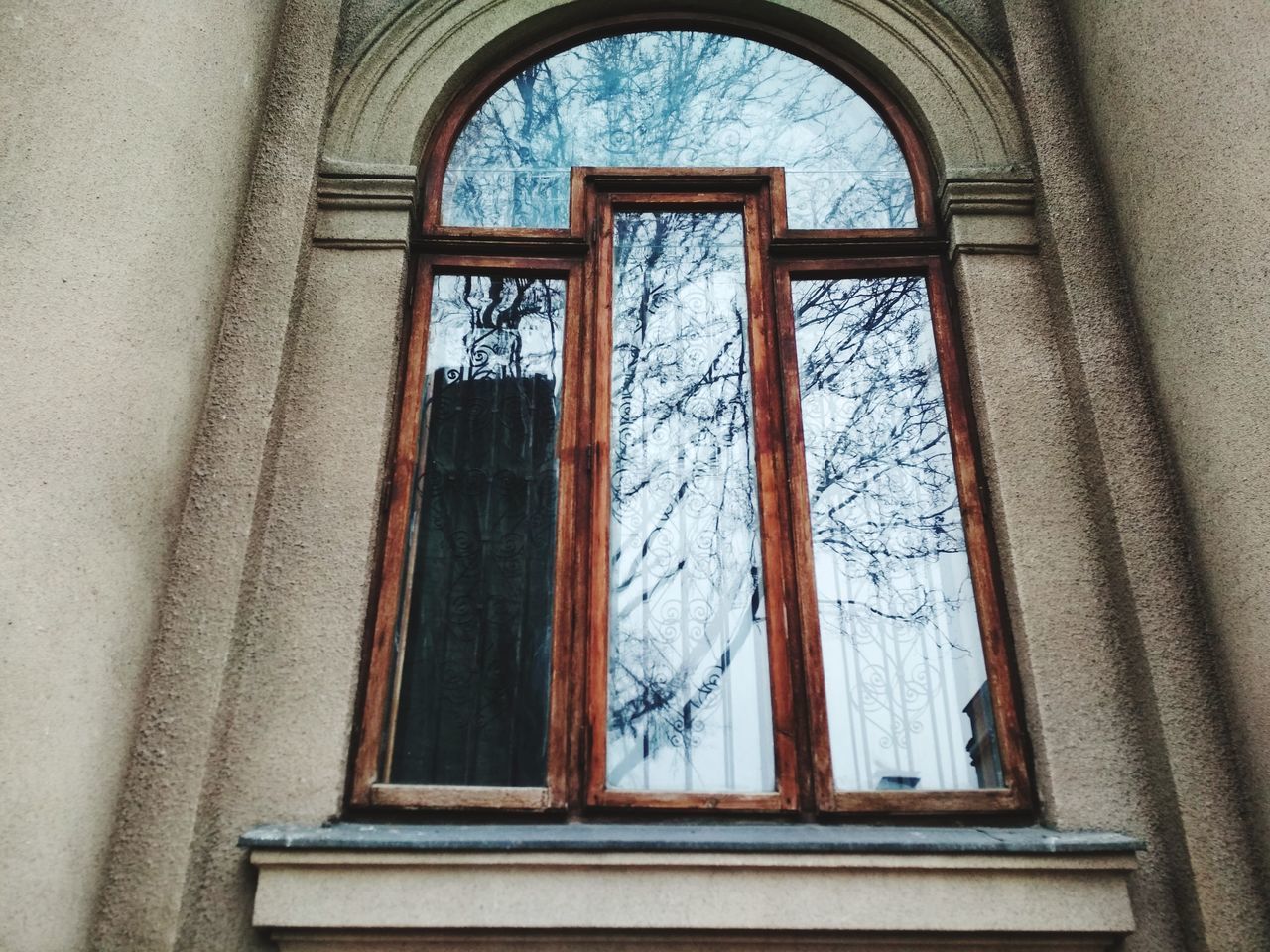 LOW ANGLE VIEW OF WINDOW ON BUILDING