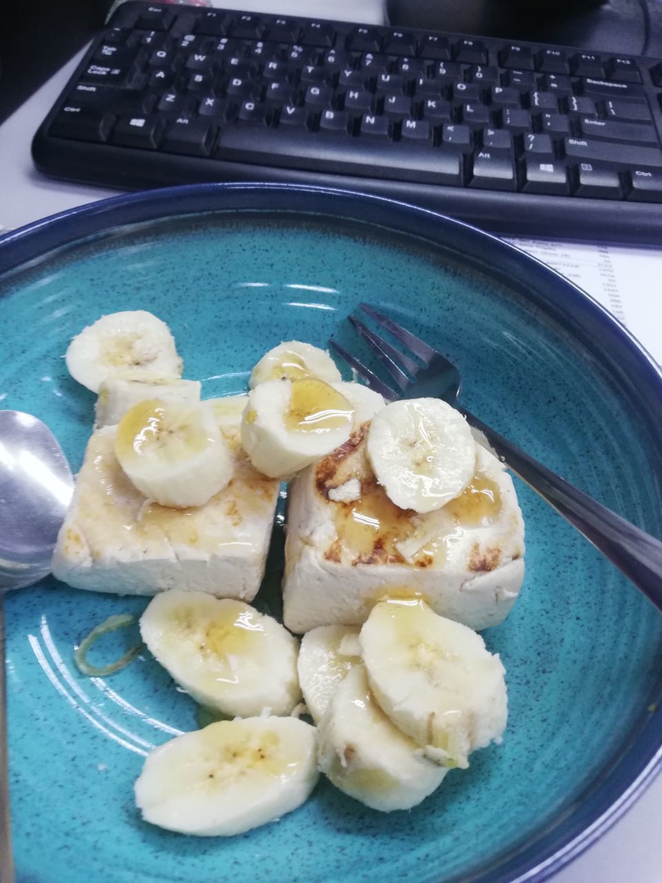 HIGH ANGLE VIEW OF BREAKFAST IN PLATE