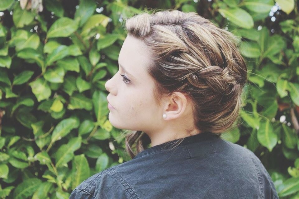 headshot, person, young adult, lifestyles, focus on foreground, head and shoulders, close-up, young women, casual clothing, portrait, long hair, looking away, contemplation, brown hair, front view, leisure activity, human face