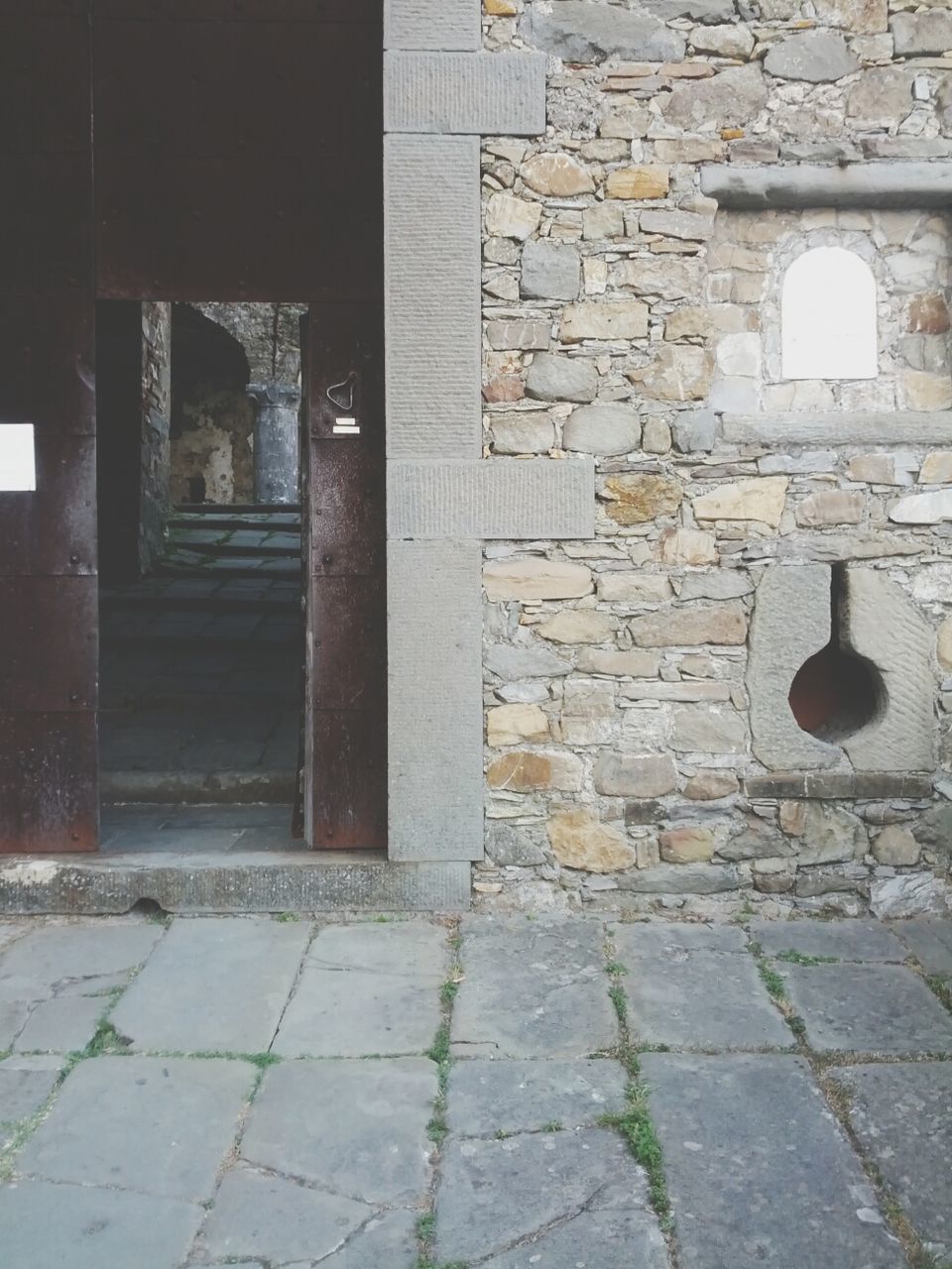 architecture, built structure, building exterior, brick wall, old, wall - building feature, stone wall, cobblestone, window, building, history, door, arch, weathered, wall, entrance, abandoned, day, outdoors, paving stone