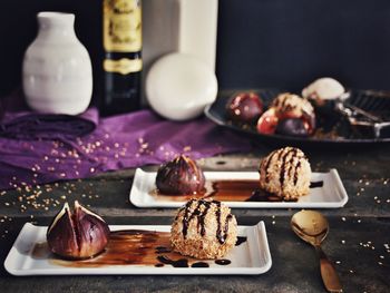 Dessert with fig served on trays