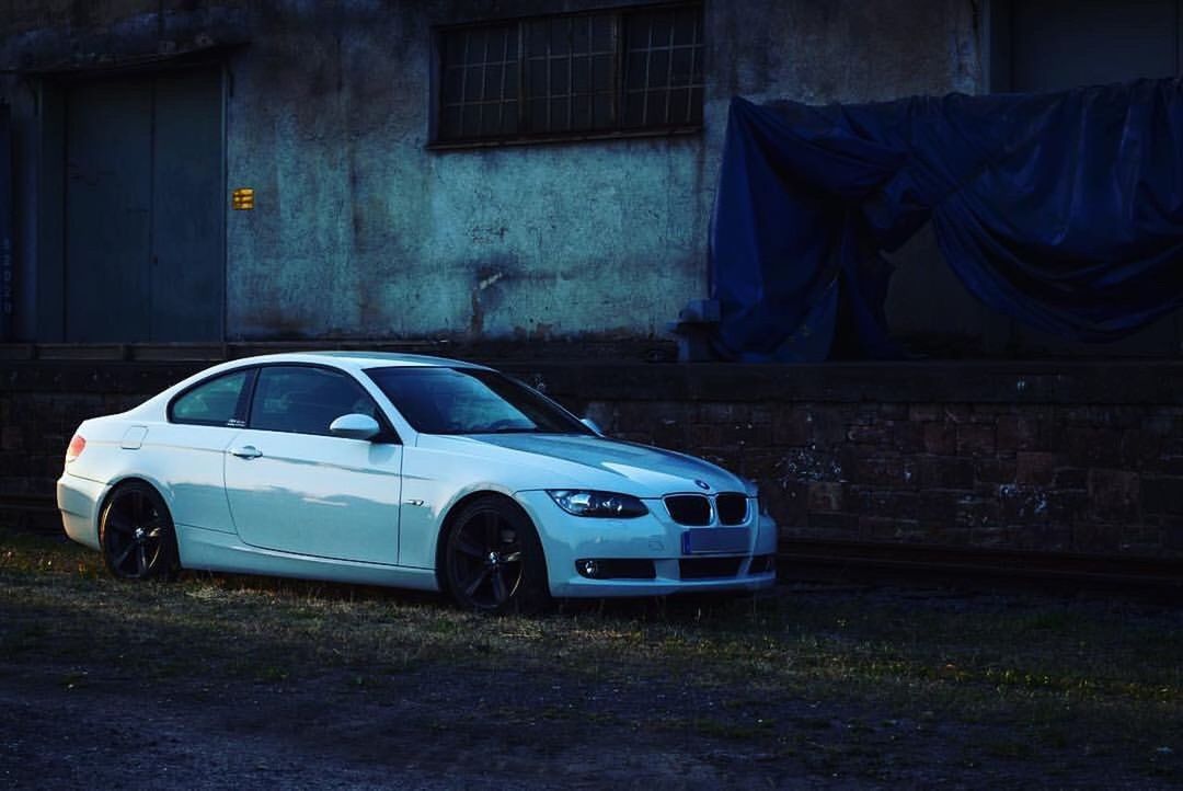 car, building exterior, architecture, transportation, land vehicle, built structure, outdoors, blue, day, no people