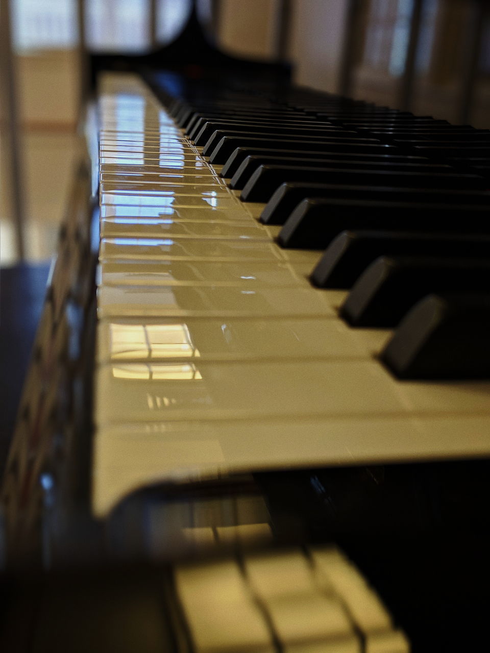HIGH ANGLE VIEW OF PIANO KEYS AT HOME