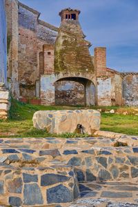 Old ruins of building against sky