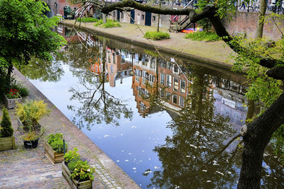 Utrecht, the netherlands reflections of canal houses on oudegracht canal. utrecht, the netherlands.