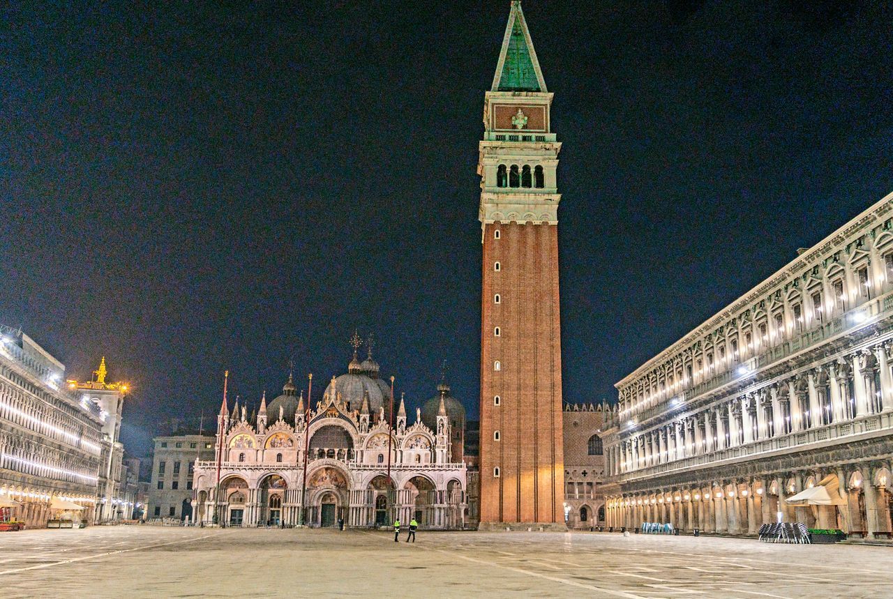 VIEW OF HISTORICAL BUILDING AT NIGHT