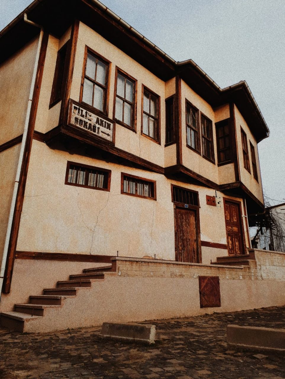 architecture, built structure, building exterior, building, sky, window, no people, low angle view, residential district, nature, day, house, city, staircase, outdoors, wall - building feature, wall, clear sky, railing, old