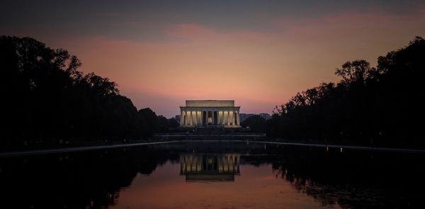 Reflection of lincoln memorial in pool at sunset