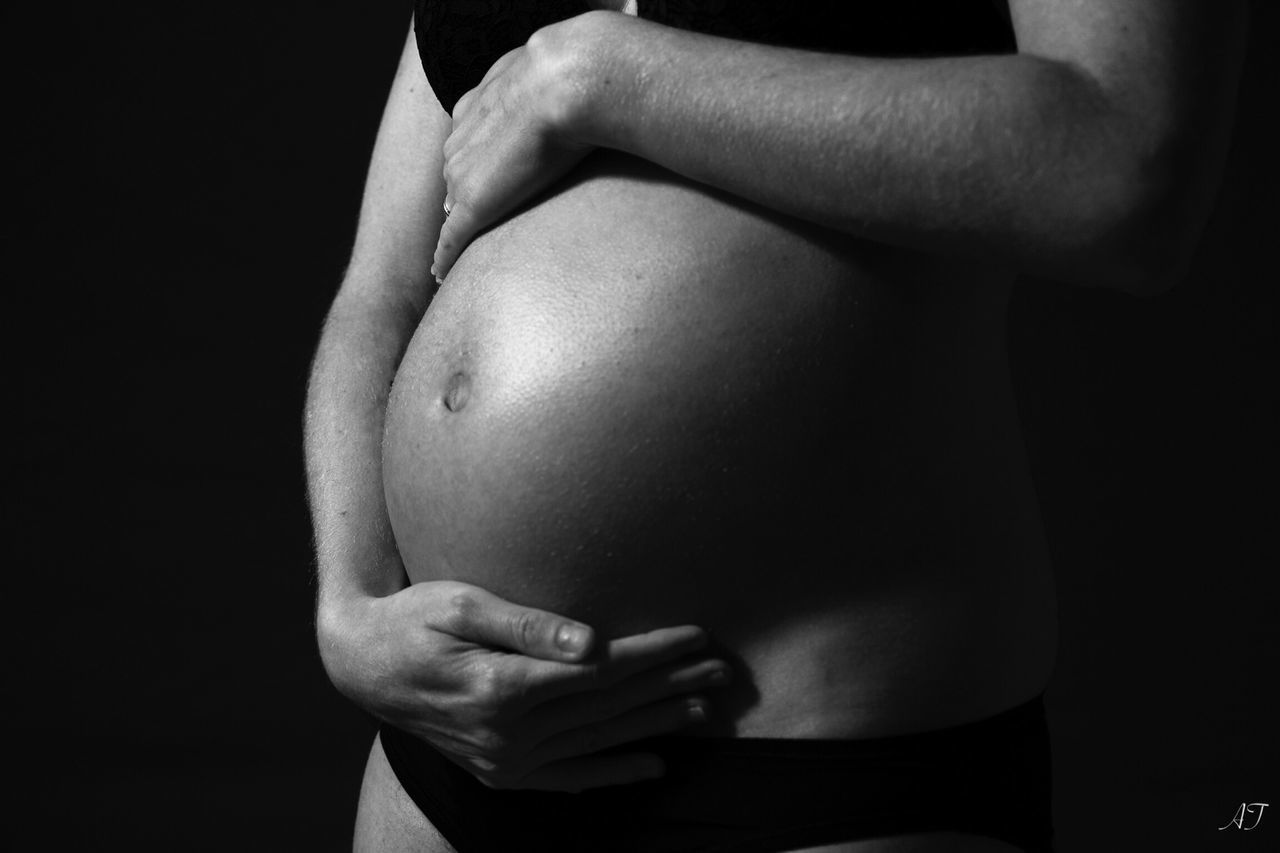 CROPPED IMAGE OF HAND HOLDING OVER BLACK BACKGROUND