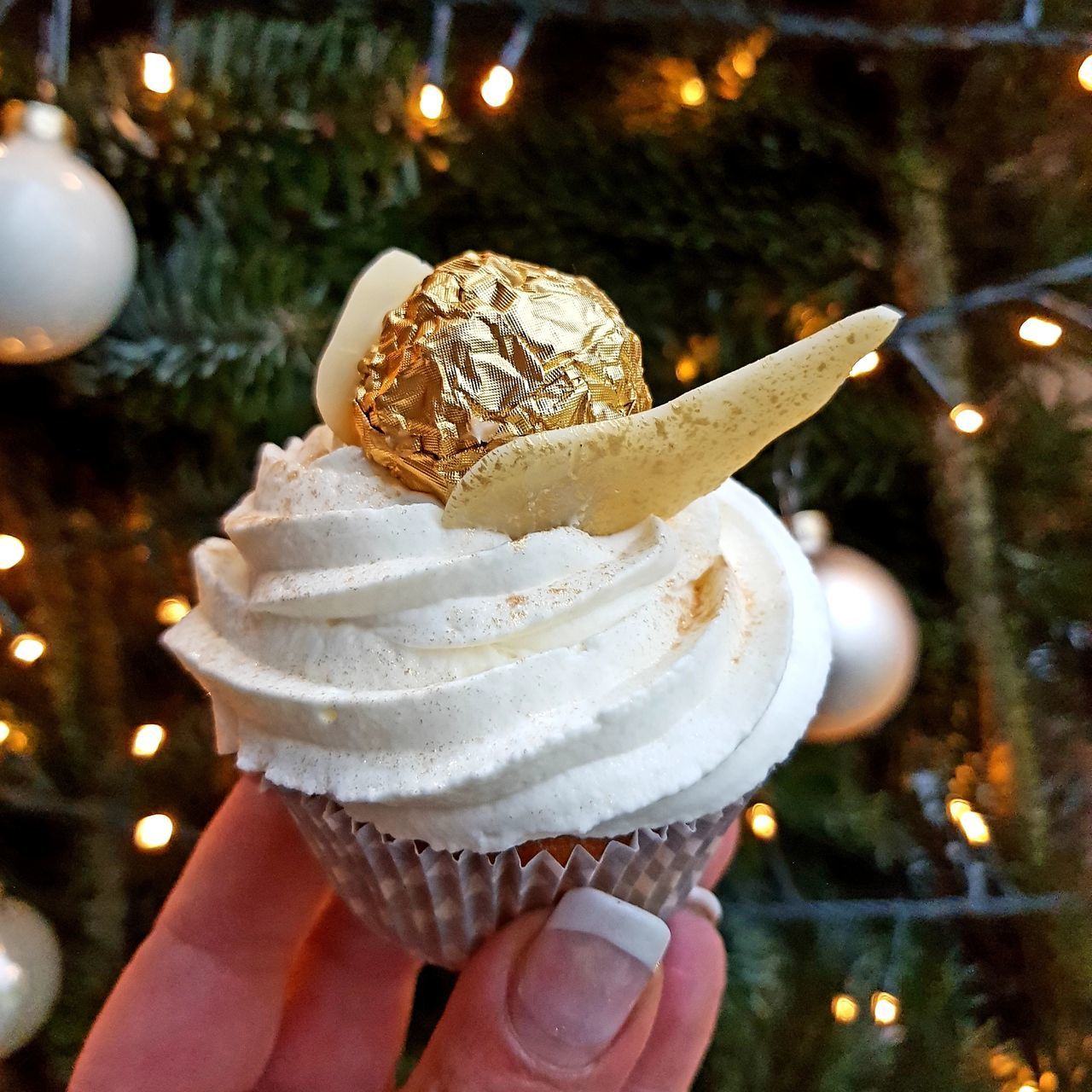 HAND HOLDING ICE CREAM CONE