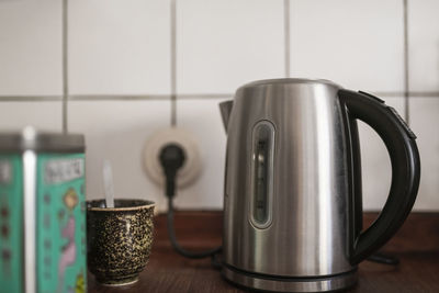 Electric kettle and cup with spoon