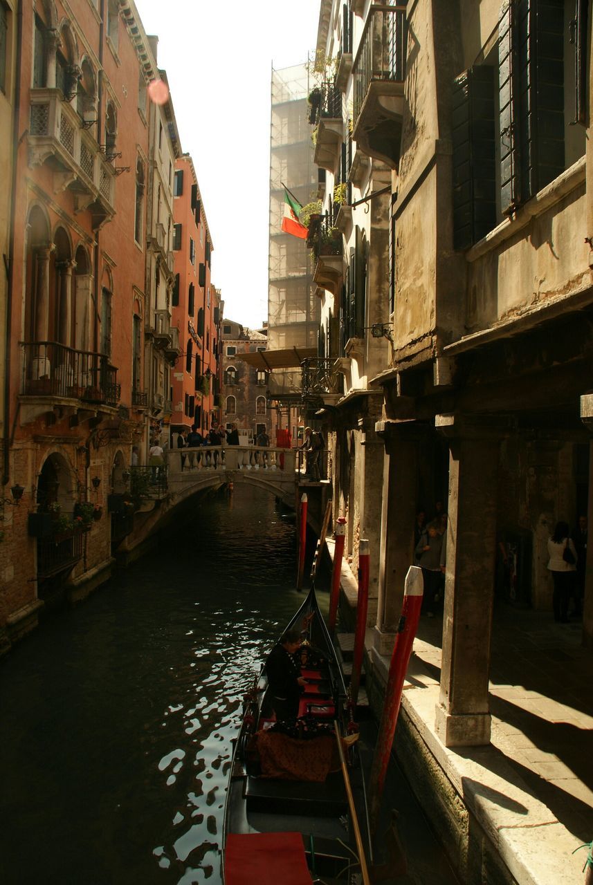 architecture, built structure, building exterior, canal, water, residential building, city, building, residential structure, transportation, the way forward, incidental people, diminishing perspective, old town, railing, narrow, clear sky, day, nautical vessel, town