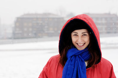 Portrait of a smiling young woman during winter