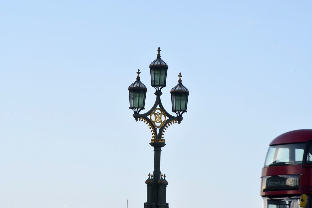LOW ANGLE VIEW OF STREET LIGHT AGAINST BUILDING AGAINST SKY
