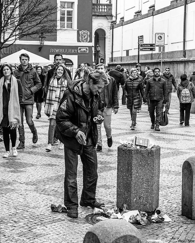 men, building exterior, architecture, lifestyles, person, built structure, large group of people, walking, street, full length, casual clothing, city, leisure activity, city life, standing, rear view, medium group of people, day, outdoors