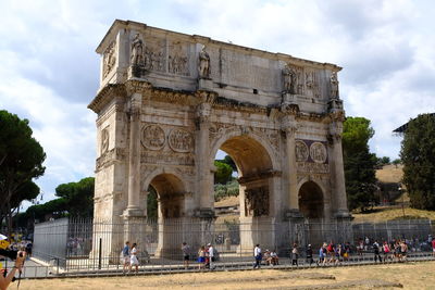 The triumphal arch of constantine, between the coliseum and the palatine hill