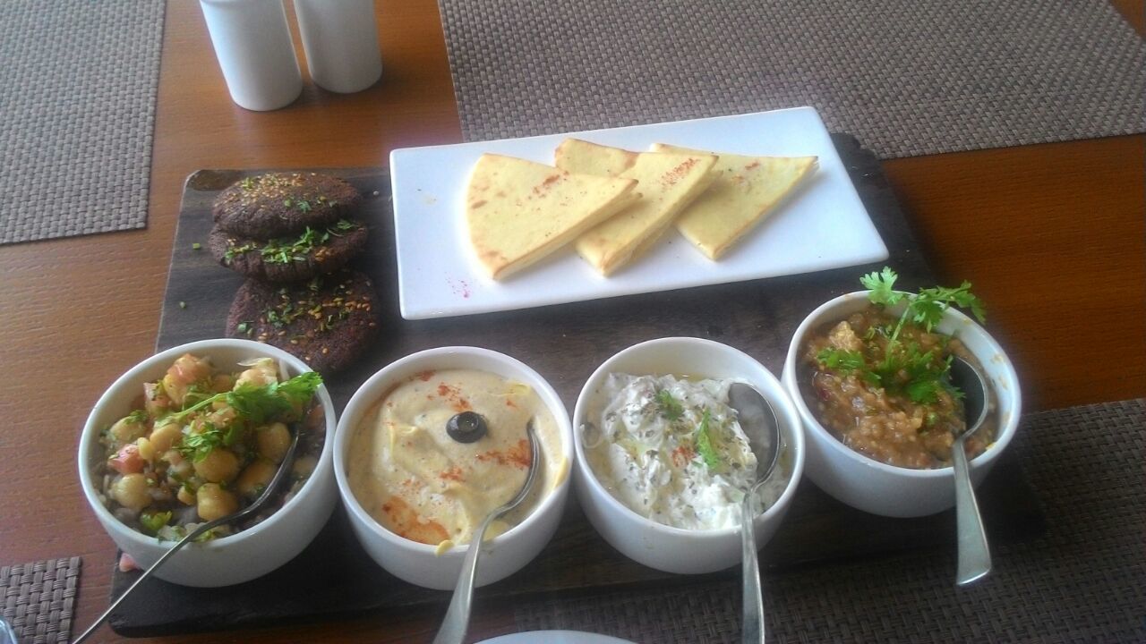 HIGH ANGLE VIEW OF FOOD IN PLATE ON TABLE