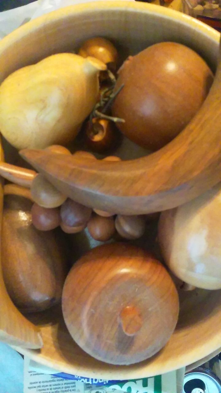 CLOSE-UP OF FRUIT IN BOWL