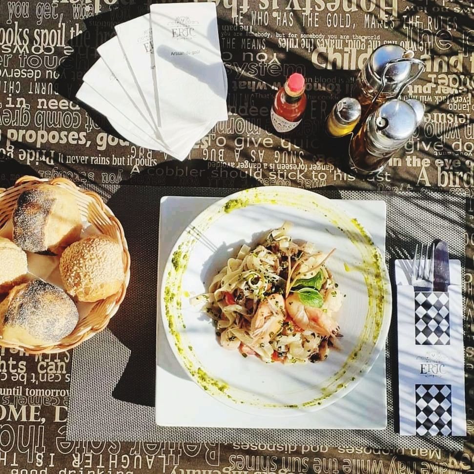 HIGH ANGLE VIEW OF FOOD SERVED IN PLATE