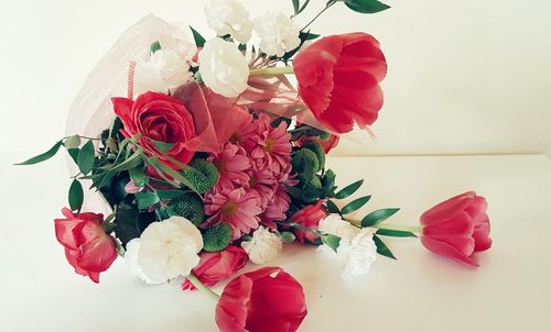 Close-up of roses in vase on table