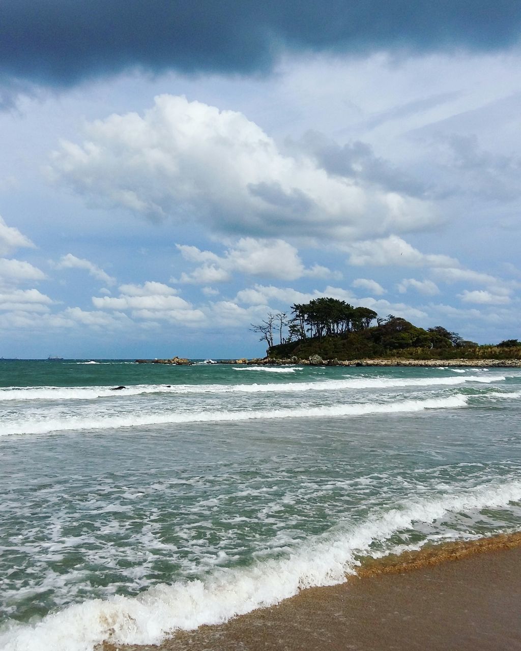 sea, water, beach, sky, tranquil scene, scenics, shore, tranquility, beauty in nature, cloud - sky, horizon over water, sand, cloudy, nature, wave, cloud, idyllic, coastline, surf, day