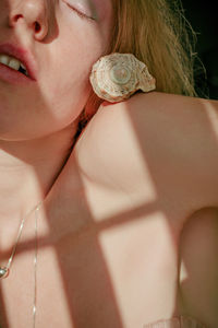 Close-up midsection of woman with seashell