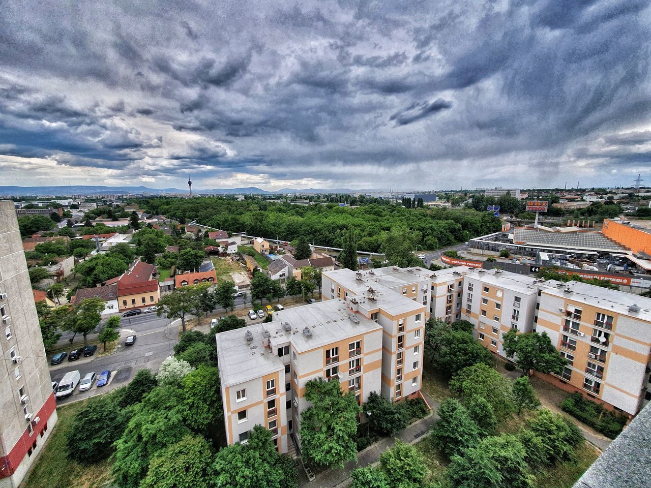 HIGH ANGLE VIEW OF BUILDINGS AGAINST SKY