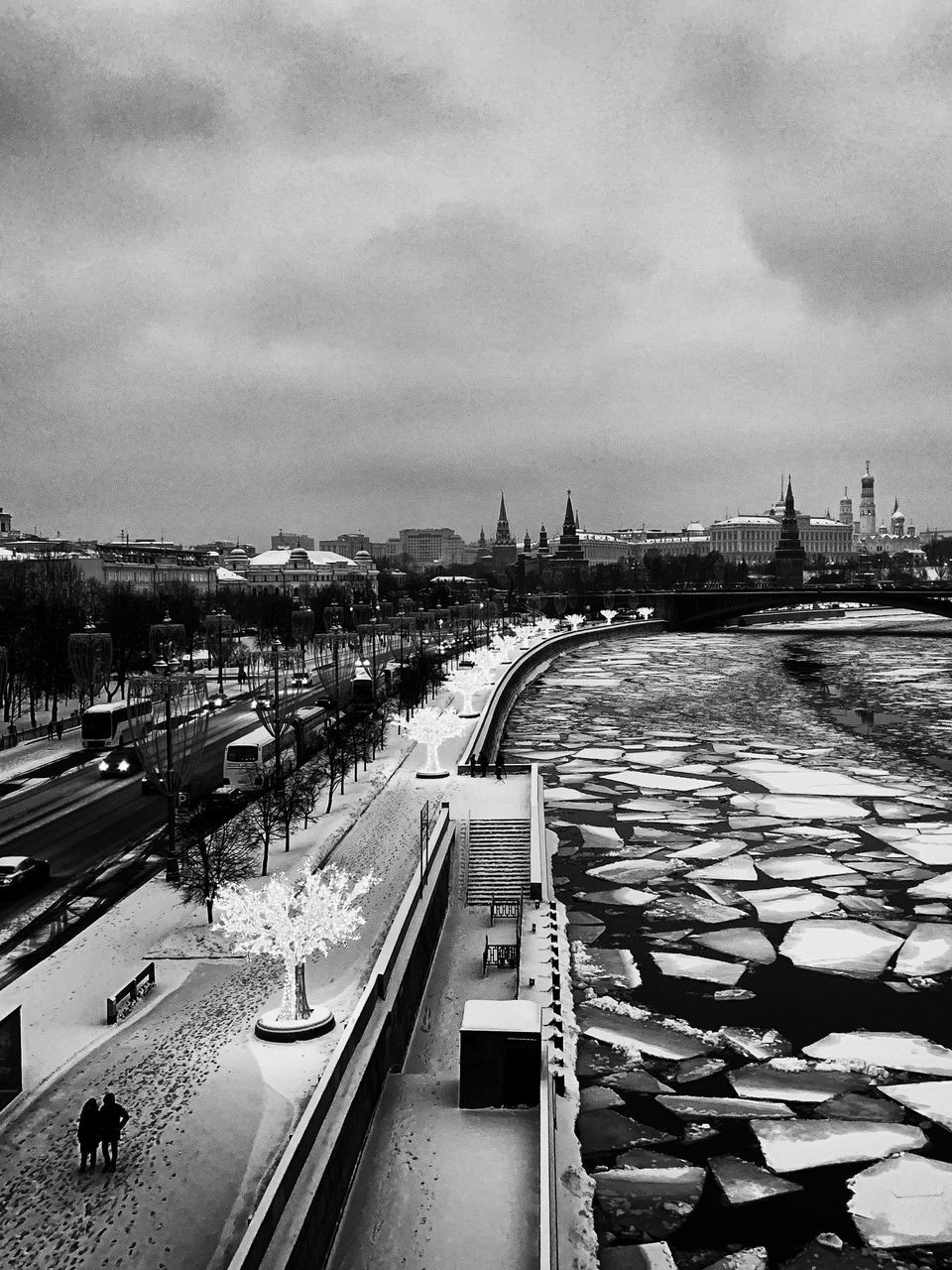 HIGH ANGLE VIEW OF BRIDGE OVER RIVER IN CITY