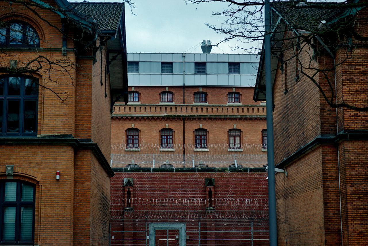 LOW ANGLE VIEW OF BUILDINGS AGAINST SKY