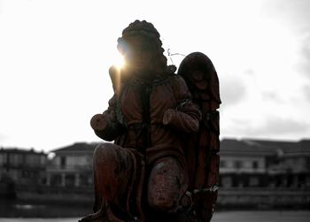 Statue against sky