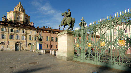 Statue of historic building against sky in city