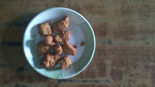 Food in bowl on table