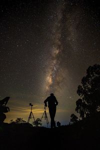 A man standing under the milky way in tje sky