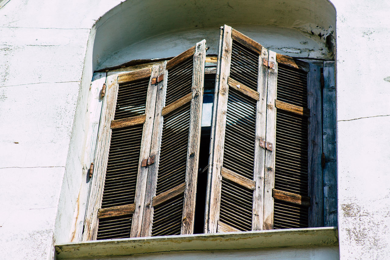 LOW ANGLE VIEW OF WINDOW ON BUILDING