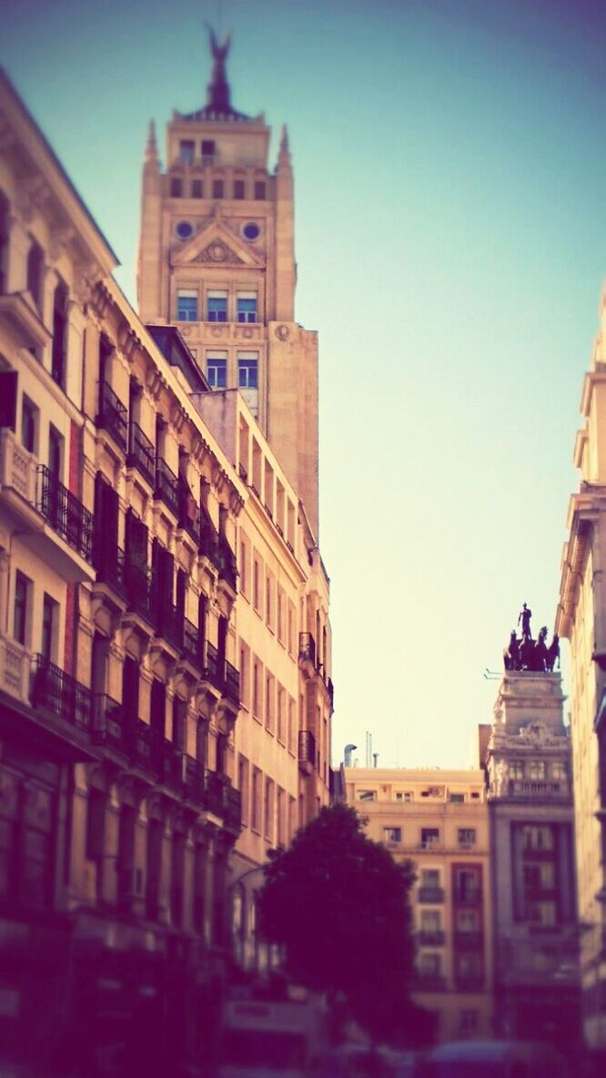 LOW ANGLE VIEW OF BUILDINGS AGAINST SKY