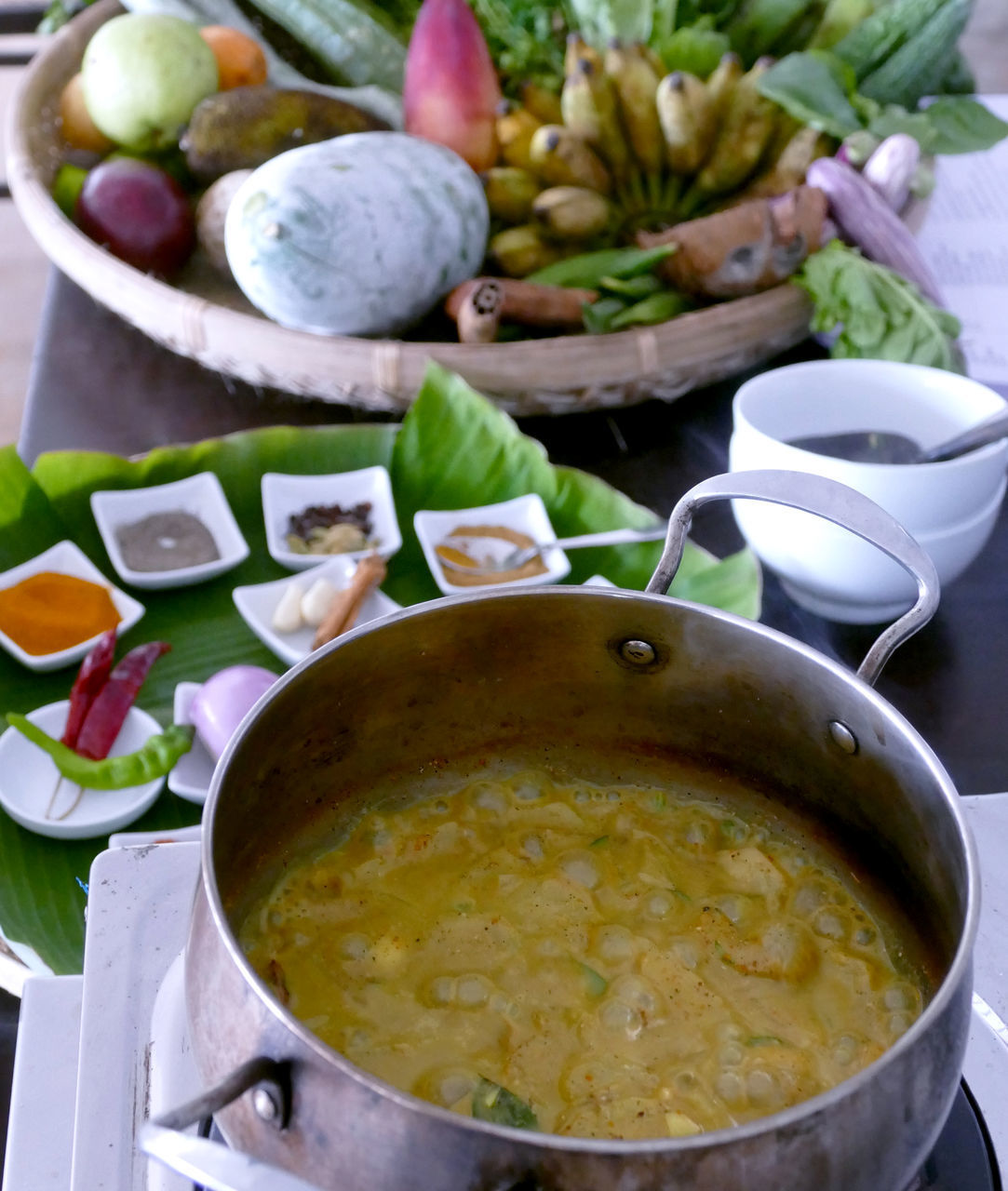 HIGH ANGLE VIEW OF SOUP IN BOWL